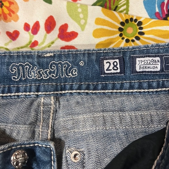 Miss me  shorts size 28 length 19”waistline 30”inseam12” Rise 9” All sales final - Picture 6 of 7